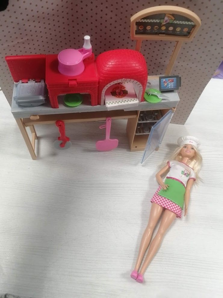 LA PIZZERIA DI BARBIE LA PIZZERIA DI BARBIE